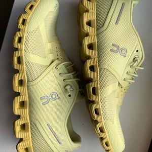 ON cloud X Women’s size 6